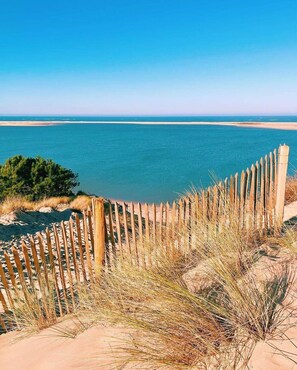 Sulla spiaggia, lettini da mare
