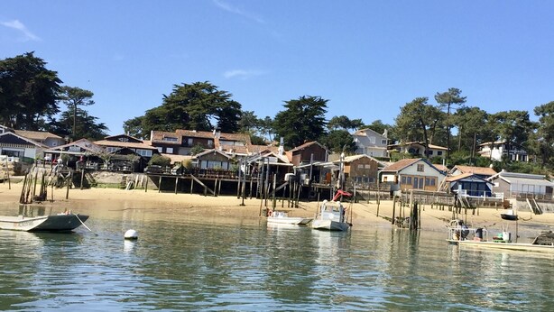A waterfront village with houses, docks, and boats. - Apartment with direct beach access (parking, Wi-Fi, near downtown)—check out the reviews! (Arcachon)