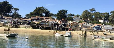 På stranden og solsenger