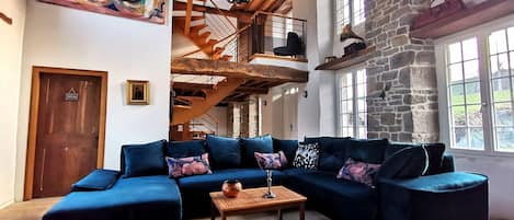 Smart-TV, Kamin, Bücher, Stereoanlage