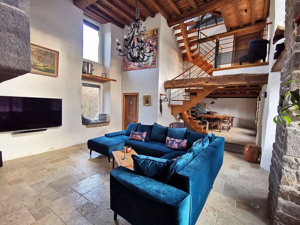 Smart TV, fireplace, books, stereo