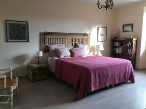 6 slaapkamers, een strijkplank/strijkijzer, gratis wifi
