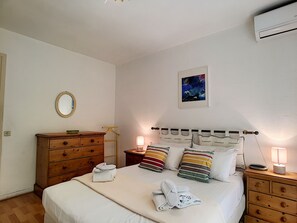 1 quarto, ferros/tábuas de passar roupa
