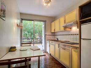 Geladeira, micro-ondas, lava-louças, cafeteira/chaleira