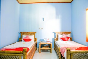 Desk, free WiFi, bed sheets - OYO 1662 Zury Homestay (Kuta)