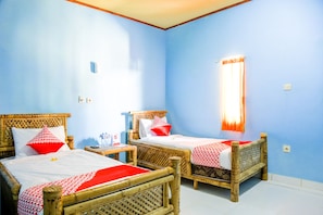 Desk, free WiFi, bed sheets - OYO 1662 Zury Homestay (Kuta)