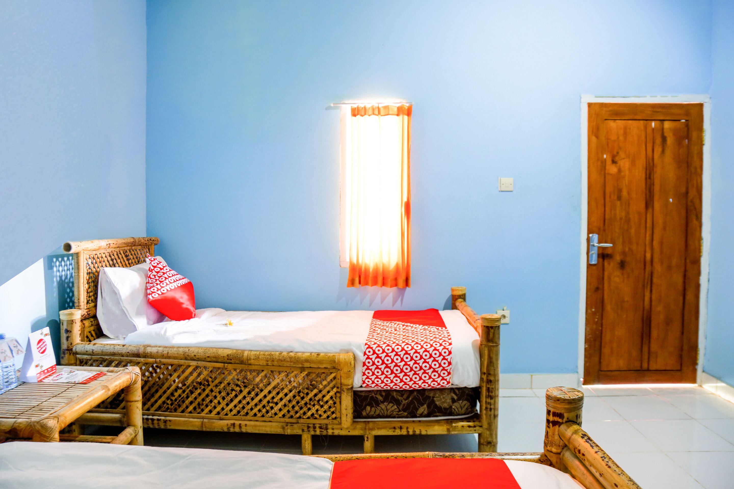 办公桌、免费 WiFi、床单