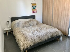 3 slaapkamers, een strijkplank/strijkijzer, internet, beddengoed