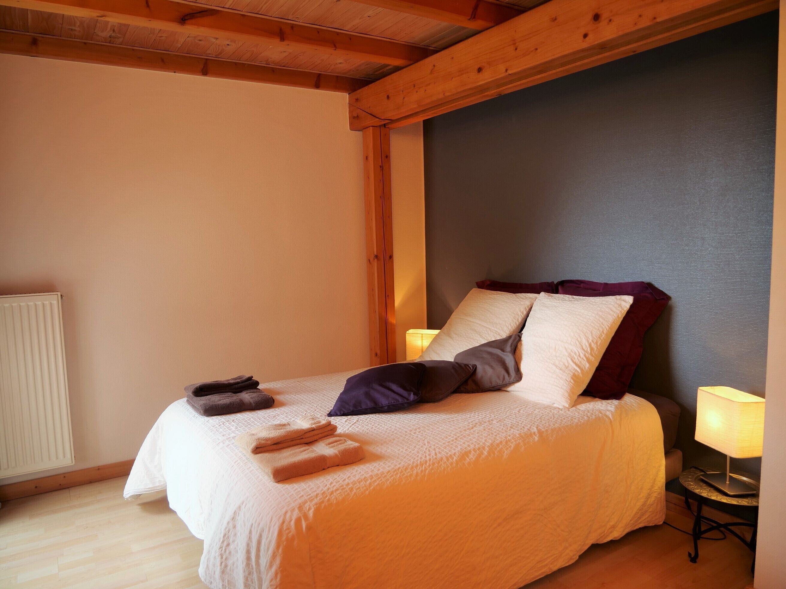 4 makuuhuonetta, silitysrauta/-lauta, ilmainen Wi-Fi, vuodevaatteet