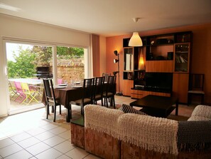 Una televisión, un reproductor de DVD, una mesa de tenis de mesa, libros