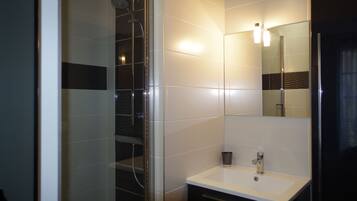 Douche, sĂšche-cheveux, serviettes fournies