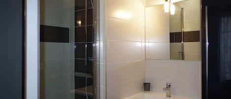 Douche, sèche-cheveux, serviettes fournies