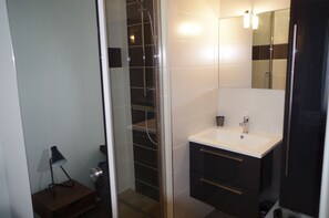 Shower, hair dryer, towels - Recent apartment in the heart of downtown with private parking (La Rochelle)