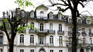 Un edificio de varias plantas con arquitectura clásica, con ventanas y balcones arqueados.