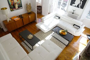 テレビ、暖炉、書庫