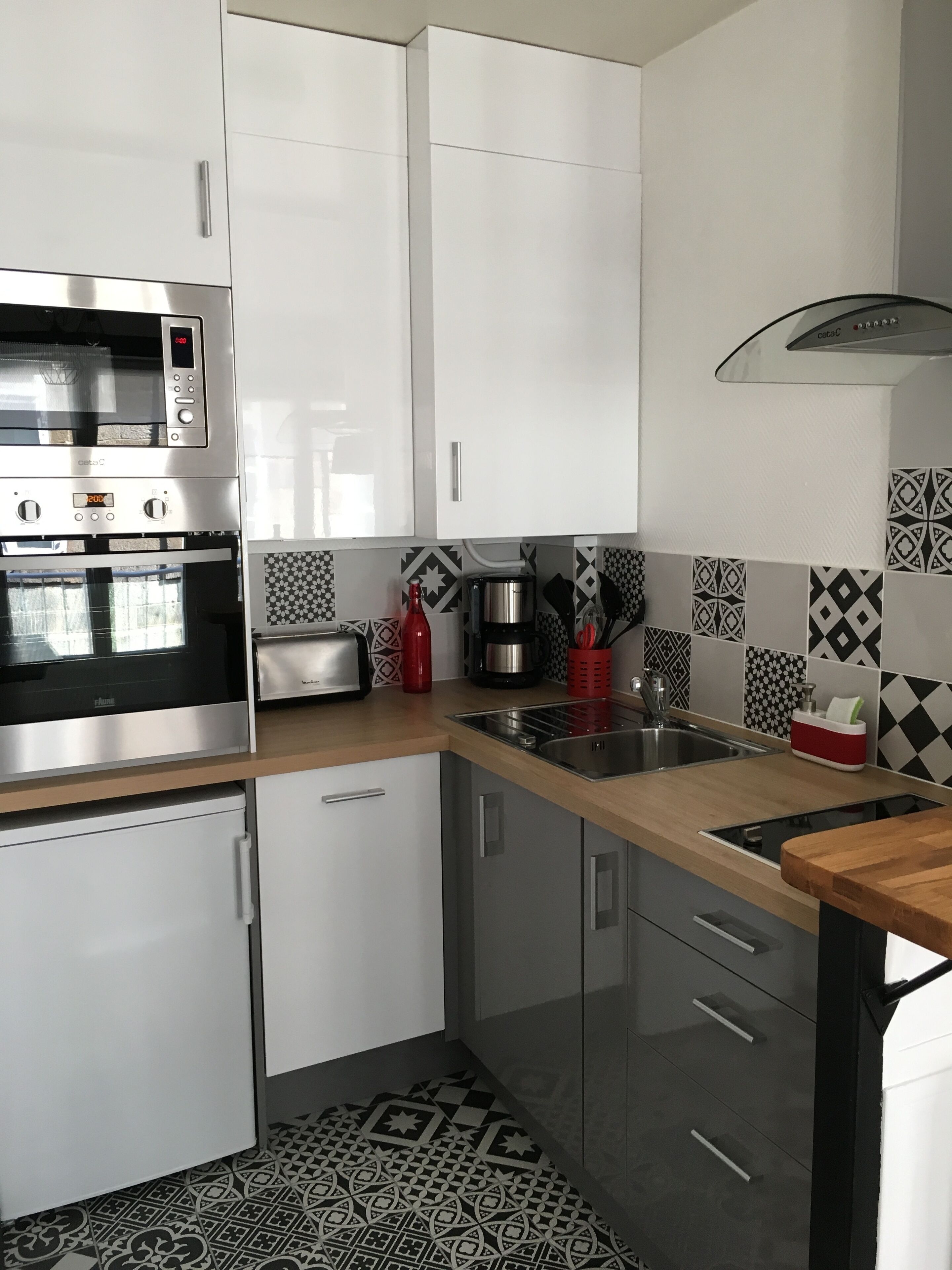 Een koffiezetapparaat/waterkoker, een koelkast, een magnetron, een oven