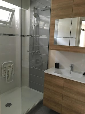 Douche, sèche-cheveux, serviettes fournies, savon