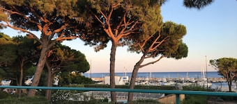 Côte d’Azur-Front de mer-plage sable-Les Issambres-Meublé de tourisme
