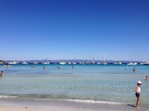 En la playa y camastros