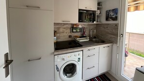 Private kitchen - Central Arcachon T2 with Large Terrace, Parking, and Easy Beach Access (Arcachon)