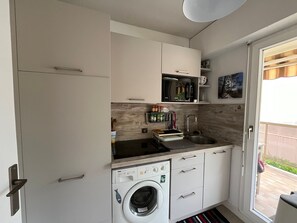 Geladeira, micro-ondas, cooktop, cafeteira/chaleira