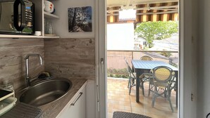 Private kitchen - Central Arcachon T2 with Large Terrace, Parking, and Easy Beach Access (Arcachon)
