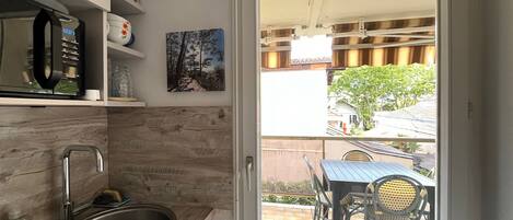 Mikrobølgeovn, kokeplater, kaffetrakter/tekoker og brødrister