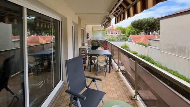 Outdoor dining - Central Arcachon T2 with Large Terrace, Parking, and Easy Beach Access (Arcachon)