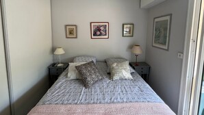 Room - Central Arcachon T2 with Large Terrace, Parking, and Easy Beach Access (Arcachon)