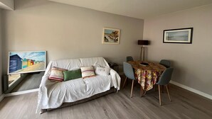 Living area - Central Arcachon T2 with Large Terrace, Parking, and Easy Beach Access (Arcachon)