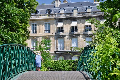 Romance in the heart of Bordeaux / Public Garden