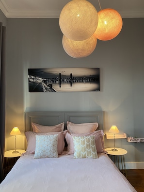 3 chambres, fer et planche à repasser, lit de bébé portatif