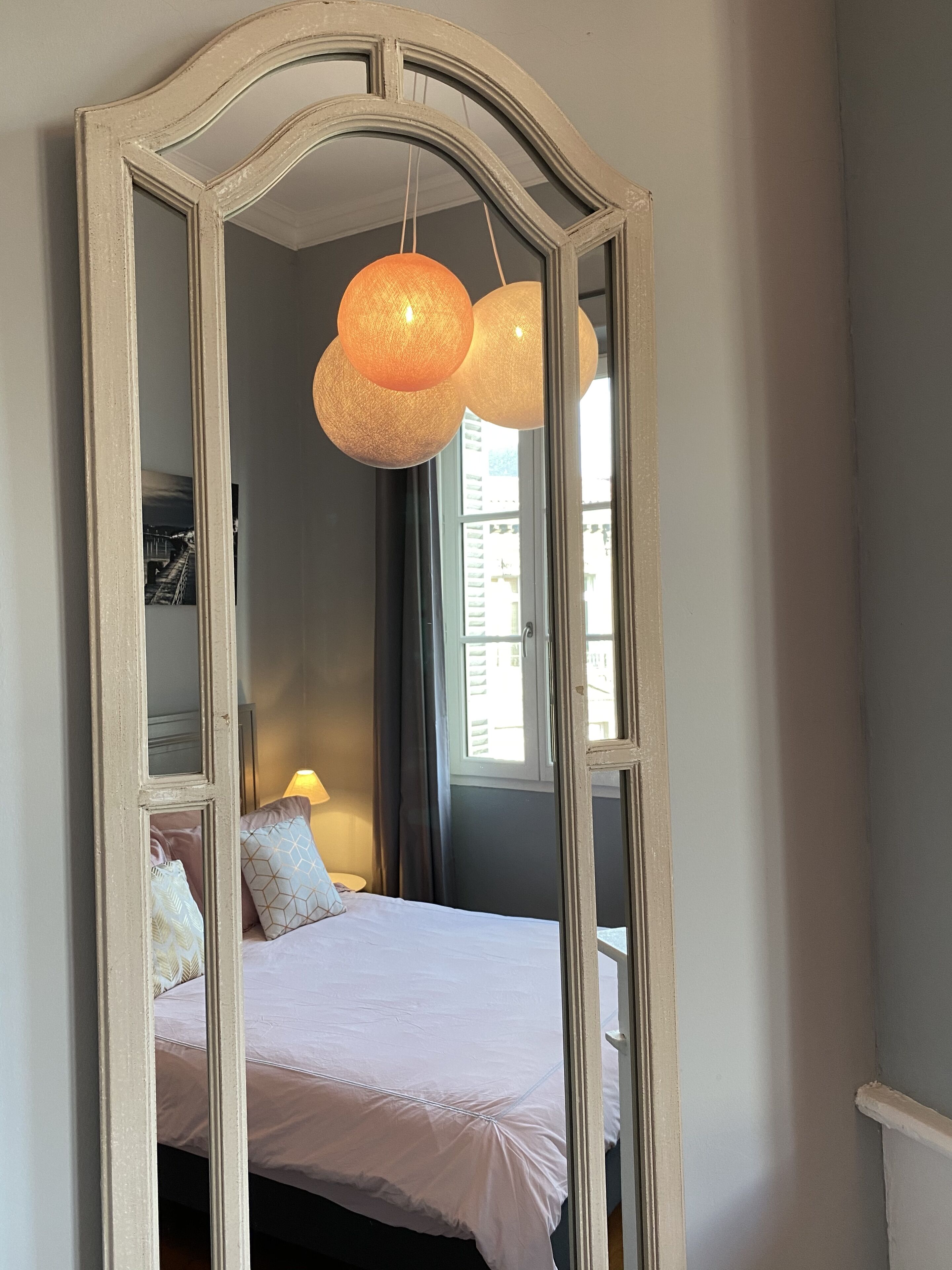 3 habitaciones, tabla de planchar con plancha y cuna de viaje 