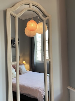3 chambres, fer et planche à repasser, lit de bébé portatif