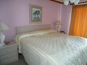 Room - Beautiful Ocean Front condo. 404 (Surfside Beach)