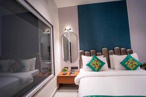 Phòng Premium | Trang bị nội thất với thiết kế riêng biệt, bàn, màn/rèm cản sáng 