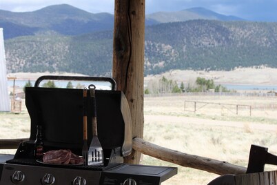 Enjoy a Get-A-Way @ this cozy log cabin on Eagle Nest Lake, in Eagle Nest NM!!