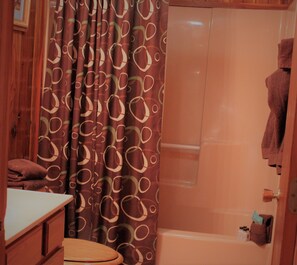 Combined shower/bathtub, towels