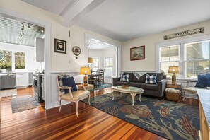 Smart TV, books, stereo