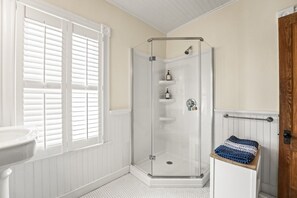 Dusche, Haartrockner, Handtücher
