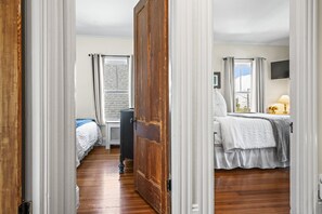 4 bedrooms, desk, iron/ironing board, travel crib