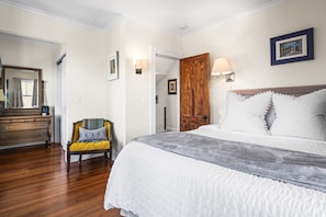 4 bedrooms, desk, iron/ironing board, travel cot