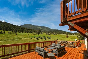 Terrace/patio - Jackalope Lodge · Spacious Lodge Home with Breathtaking Mtn Views (Livingston)