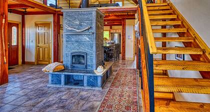 Jackalope Lodge · Spacious Lodge Home with Breathtaking Mtn Views
