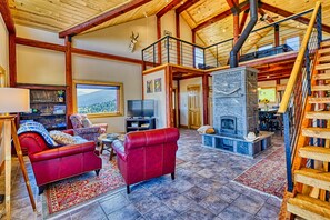 Smart TV, fireplace, books - Jackalope Lodge · Spacious Lodge Home with Breathtaking Mtn Views (Livingston)