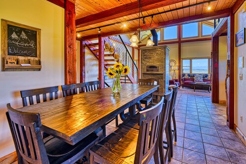 Jackalope Lodge · Spacious Lodge Home with Breathtaking Mtn Views