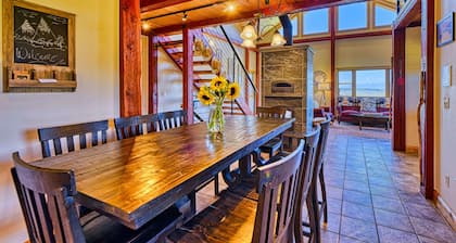 Jackalope Lodge · Spacious Lodge Home with Breathtaking Mtn Views