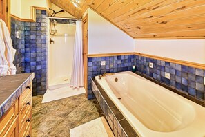 Shower, hair dryer, towels - Jackalope Lodge · Spacious Lodge Home with Breathtaking Mtn Views (Livingston)