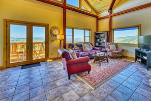 Smart TV, fireplace, books - Jackalope Lodge · Spacious Lodge Home with Breathtaking Mtn Views (Livingston)