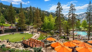 Un complexe hôtelier doté d’une piscine, d’un espace extérieur aménagé et offrant une vue sur les montagnes.